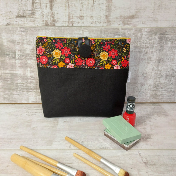 THE BUTTON POUCH