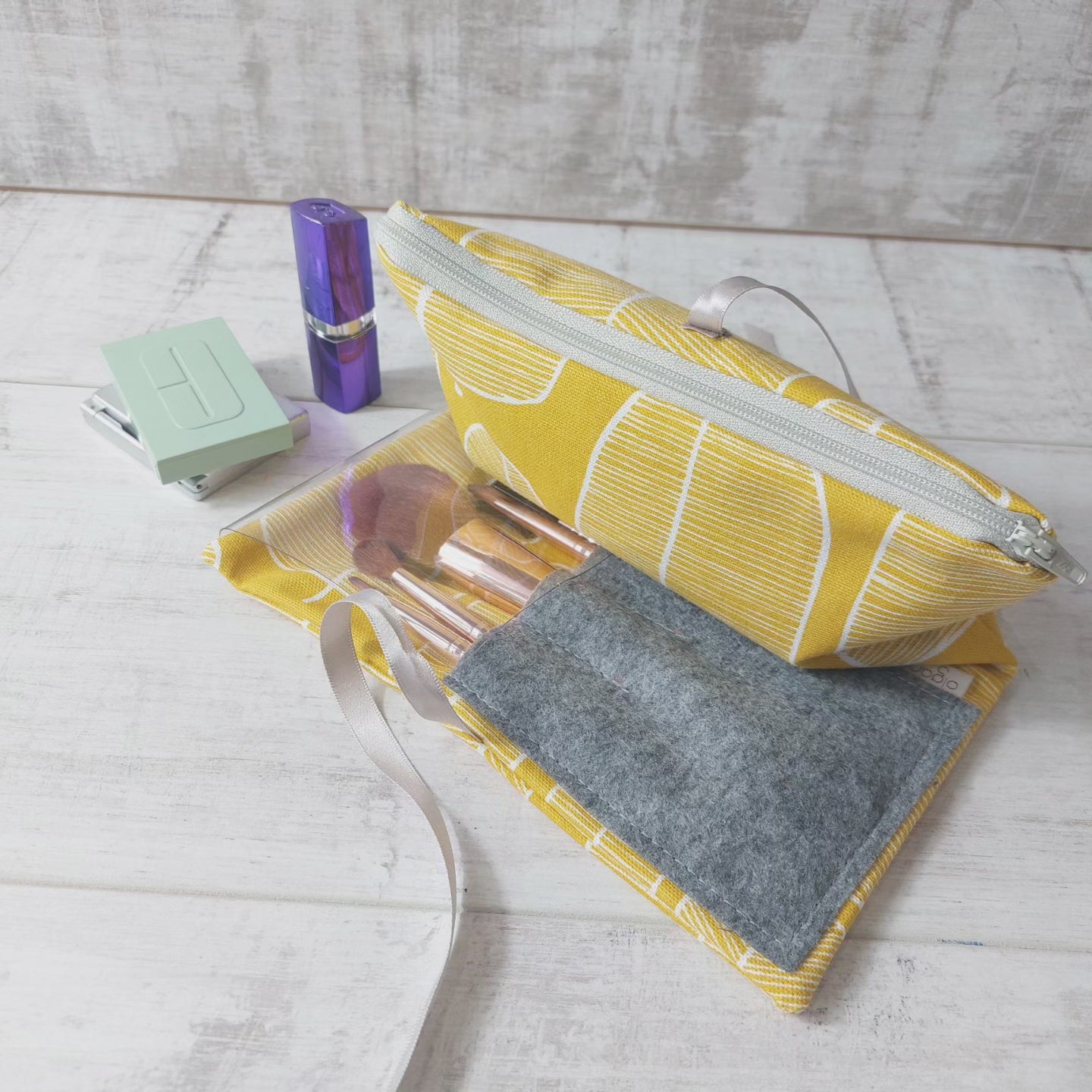 THE COMPACT MAKE UP WRAP