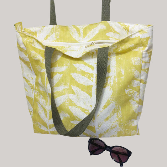 Zip Fastening Tote Bag with spacious water resistant lining and multiple pockets.